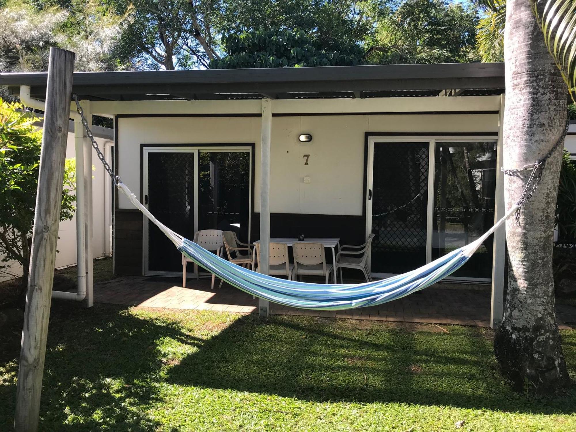 Bush Village Holiday Cabins Airlie Beach Exterior photo
